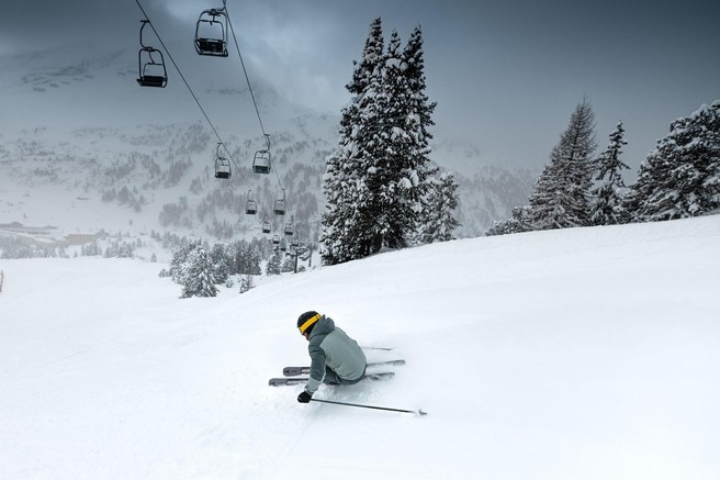 Varno po belih strminah: zakaj zaščitna oprema ni le za začetnike