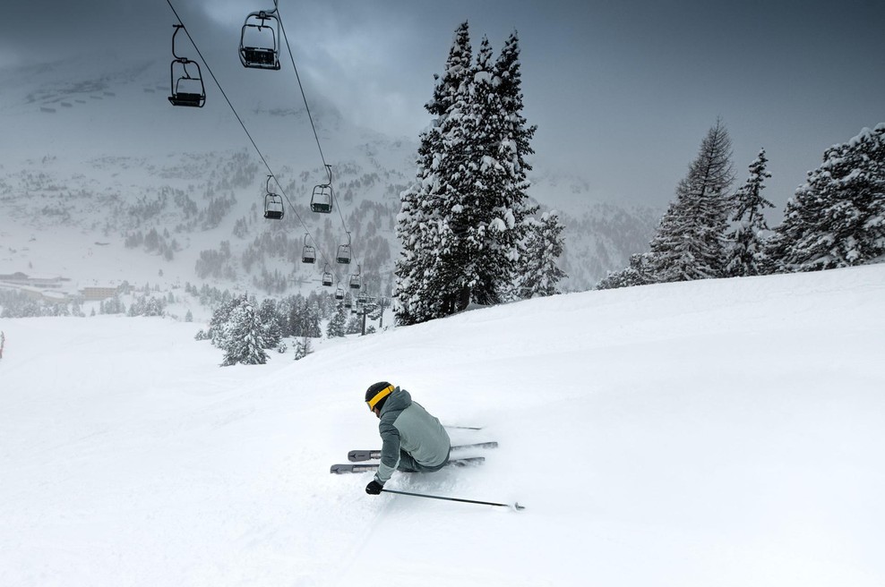 Varno po belih strminah: zakaj zaščitna oprema ni le za začetnike (foto: Andreas Vigl Atomic)