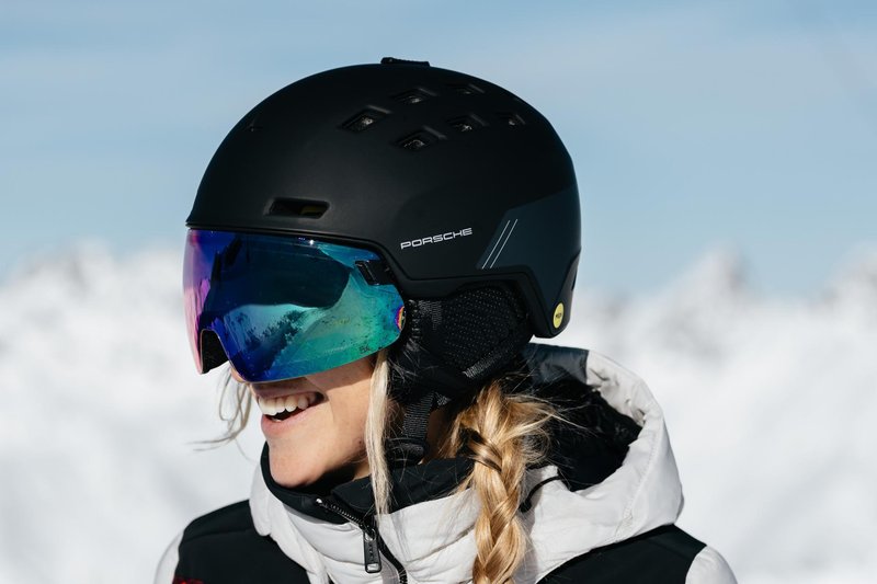 Varno po belih strminah: zakaj zaščitna oprema ni le za začetnike