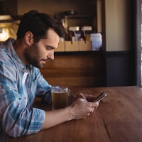 Nevarna navada, ki se jo zavedajo le redki: tako lahko nošenje telefona v žepu vpliva na plodnost moških