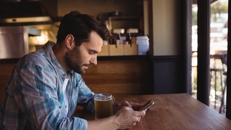 Nevarna navada, ki se jo zavedajo le redki: tako lahko nošenje telefona v žepu vpliva na plodnost moških