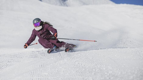 Pregled trga: Ženske visokozmogljive smuči za samozavestne smučarke