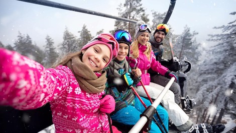 Brezskrbno na sneg: zakaj je zavarovanje ključni del vsake smučarske sezone