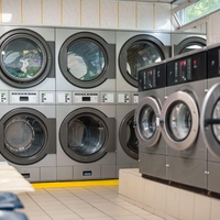 38-letna medicinska sestra je dala odpoved in začela voditi samopostrežno pralnico perila, zdaj pa letno ustvari približno pol milijona prihodkov