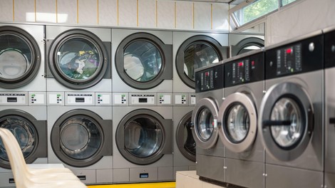 38-letna medicinska sestra je dala odpoved in začela voditi samopostrežno pralnico perila, zdaj pa letno ustvari približno pol milijona prihodkov