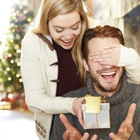 Zakaj partnerju nikoli ne bi smeli podariti koncertov ali potovanj? Strokovnjaki razkrivajo, katera darila so "rdeče zastavice" v razmerju