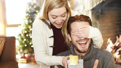 Zakaj partnerju nikoli ne bi smeli podariti koncertov ali potovanj? Strokovnjaki razkrivajo, katera darila so "rdeče zastavice" v razmerju