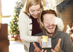 Zakaj partnerju nikoli ne bi smeli podariti koncertov ali potovanj? Strokovnjaki razkrivajo, katera darila so "rdeče zastavice" v razmerju