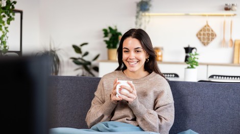 Kako preprečiti negativne učinke sedenja? Strokovnjaki odkrili preprost način za zmanjšanje zdravstvenih tveganj