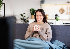 Kako preprečiti negativne učinke sedenja? Strokovnjaki odkrili preprost način za zmanjšanje zdravstvenih tveganj