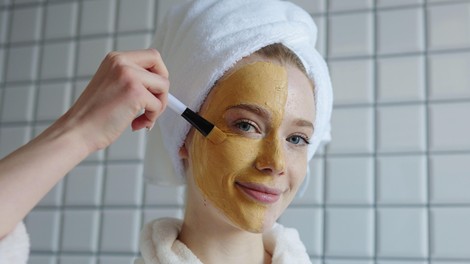 Kurkuma je rešitev za zimsko nego kože: zmešajte ščepec te začimbe s štirimi sestavinami in vaša koža bo zdravo zasijala