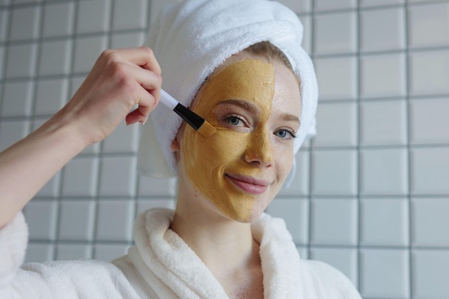 Kurkuma je rešitev za zimsko nego kože: zmešajte ščepec te začimbe s štirimi sestavinami in vaša koža bo zdravo zasijala