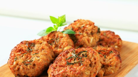 Sploh ne boste opazili, da so brez mesa: tako pripravite zelenjavne polpete, ki vas založijo z beljakovinami in vlakninami