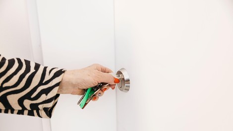 Ključa čez noč nikoli ne bi smeli puščati v ključavnici: strokovnjaki opozarjajo na pogosto napako, ki vam lahko nakoplje resne težave