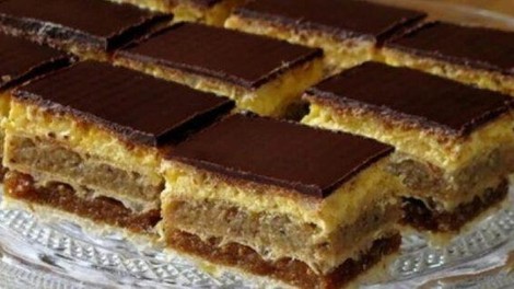 Pomešajte, namažite in že imate božansko sladico: tako pripravite domače napolitanke s tremi bogatimi nadevi (vsak je boljši od prejšnjega)