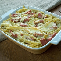 Preprosto, a božansko: recept za zapečene testenine s sirom in šunko