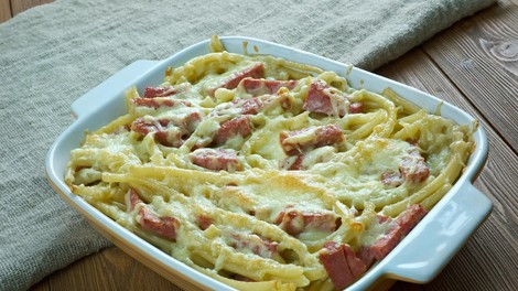Preprosto, a božansko: recept za zapečene testenine s sirom in šunko