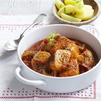 Objem na krožniku: tako v hipu pripravite prefinjeno enolončnico z osličem in krompirjem, ki pogreje dušo in telo