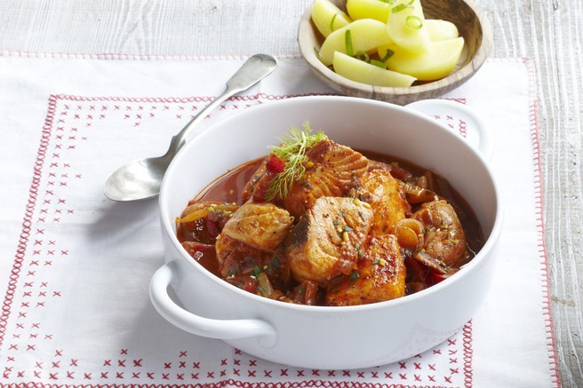 Objem na krožniku: tako v hipu pripravite prefinjeno enolončnico z osličem in krompirjem, ki pogreje dušo in telo