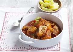 Objem na krožniku: tako v hipu pripravite prefinjeno enolončnico z osličem in krompirjem, ki pogreje dušo in telo