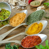 Vključite jih v svoje jedi: 9 začimb, ki spodbujajo metabolizem in uravnavajo apetit