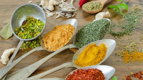 Vključite jih v svoje jedi: 9 začimb, ki spodbujajo metabolizem in uravnavajo apetit