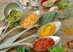 Vključite jih v svoje jedi: 9 začimb, ki spodbujajo metabolizem in uravnavajo apetit