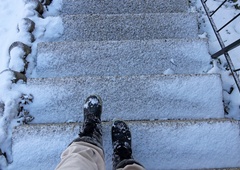 Ni sol: led na stopnišču izgine v hipu z eno poceni sestavino, ki jo že imate doma