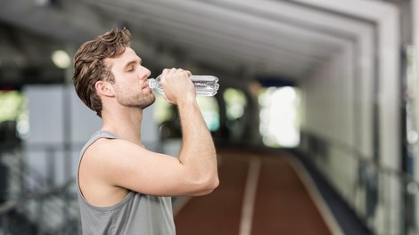 Kako mikroplastika vpliva na telo? Strokovnjaki so potrdili tisto, česar so se bali mnogi, še posebej pa so ogroženi moški