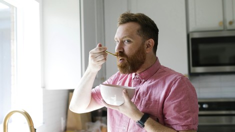 Nutricionist prisega na ta zajtrk: »Pripravi me na uspešen dan in zaradi njega se dobro počutim«