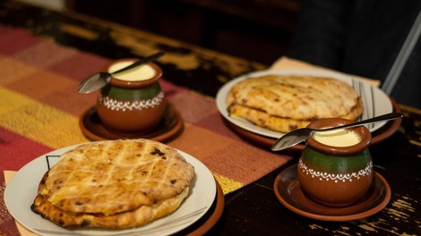 Babičin recept za "jogurt lepinje" iz ponve: izginile bodo še preden se ohladijo