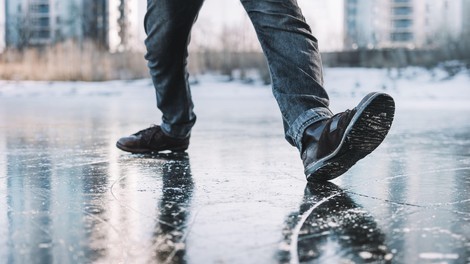 Kaj najprej storiti, če vam zdrsne na ledu? Napaka v prvi minuti lahko prinese resne težave