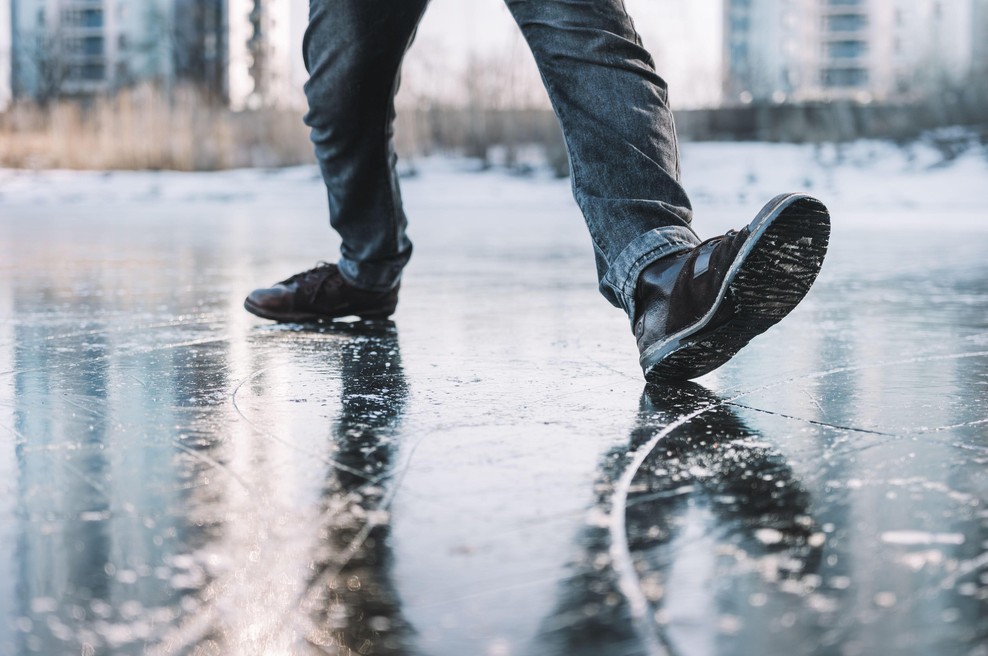 Kaj najprej storiti, če vam zdrsne na ledu? Napaka v prvi minuti lahko prinese resne težave (foto: Profimedia)