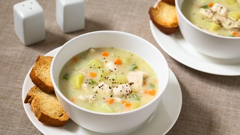 Idealna je za hladne dni: riževo-krompirjeva enolončnica, pripravljena v samo 25 minutah