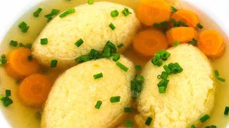 Trik za popolne jušne "knedlčke", ki se ne razpadejo: med kuhanjem ohranijo obliko in ostanejo mehki