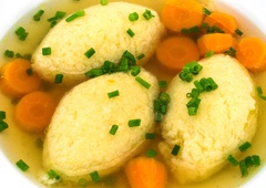 Trik za popolne jušne "knedlčke", ki se ne razpadejo: med kuhanjem ohranijo obliko in ostanejo mehki