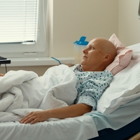 Mati dveh otrok premagala raka jezika: edini simptom je skoraj spregledala, a prav ta ji je rešil življenje