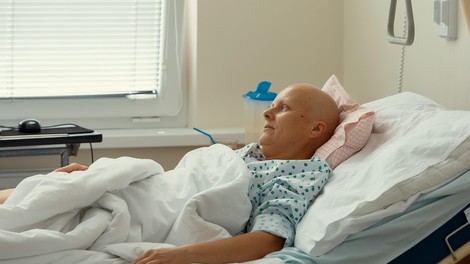 Mati dveh otrok premagala raka jezika: edini simptom je skoraj spregledala, a prav ta ji je rešil življenje