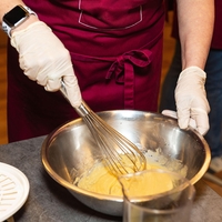 Kako pripraviti slastno in gladko slaščičarsko kremo brez grudic? Odkrijte trike, na katere prisegajo profesionalci