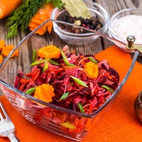 Tako pripravite pisano detoks solato: je prava vitaminska bomba za okrevanje telesa po prazničnem obdobju