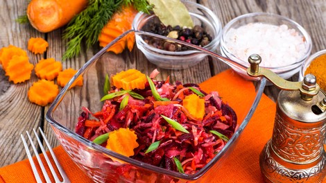 Tako pripravite pisano detoks solato: je prava vitaminska bomba za okrevanje telesa po prazničnem obdobju