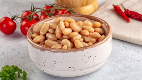 Nikakor ne v vodo: fižol bi pred kuhanjem morali namočiti v to sestavino