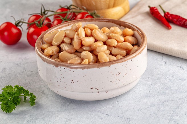 Nikakor ne v vodo: fižol bi pred kuhanjem morali namočiti v to sestavino