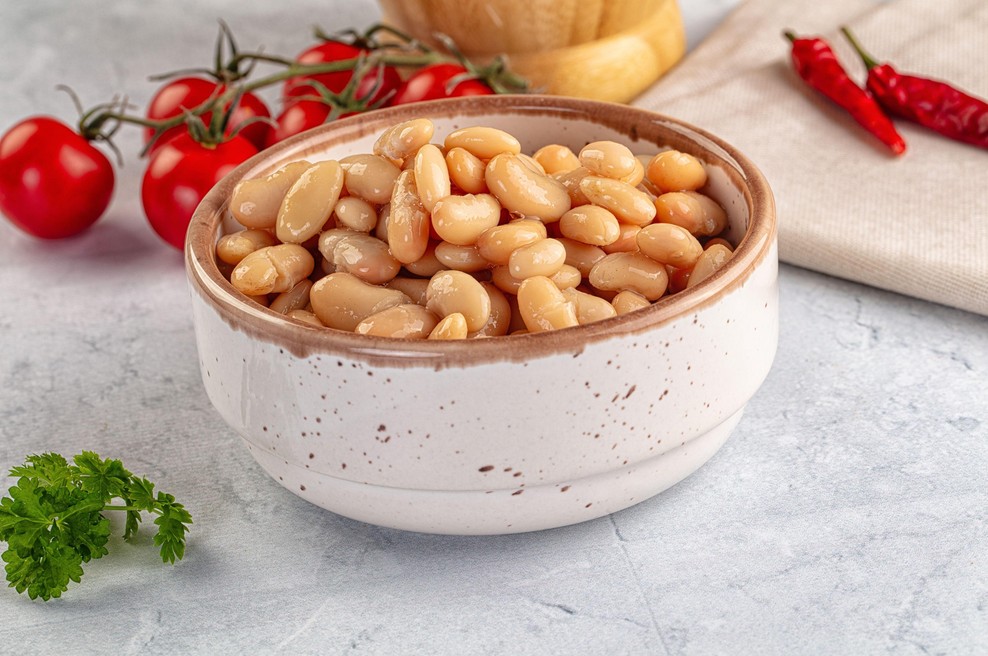 Nikakor ne v vodo: fižol bi pred kuhanjem morali namočiti v to sestavino (foto: Profimedia)