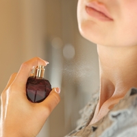 Parfuma ni priporočljivo nanašati neposredno na kožo (še posebej na vrat): strokovnjaki opozarjajo na zaskrbljujoče posledice