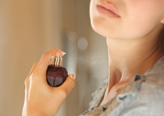 Parfuma ni priporočljivo nanašati neposredno na kožo (še posebej na vrat): strokovnjaki opozarjajo na zaskrbljujoče posledice