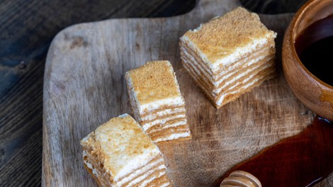 Ves splet je navdušen nad tem receptom: tako pripravite najbolj kremasto torto, kar jih boste kdaj poskusili – bogata, razkošna in pripravljena v samo 15 minutah