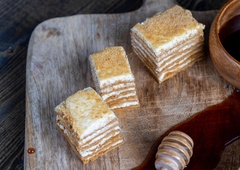 Ves splet je navdušen nad tem receptom: tako pripravite najbolj kremasto torto, kar jih boste kdaj poskusili – bogata, razkošna in pripravljena v samo 15 minutah