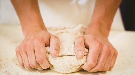 Ko pripravljate pecivo, v moko dodajte to: testo bo vzhajalo bolje, pecivo pa bo mehko 5 dni