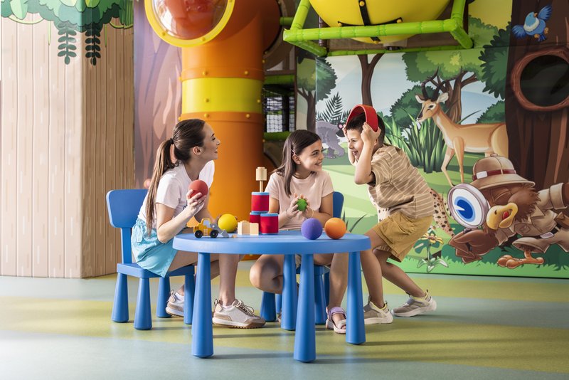 Zimske družinske aktivnosti, ki otrokom ponudijo nepozabno zabavo in dragocene izkušnje